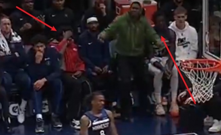 九游网页版-戈贝尔筐底放篮不进！场边麦丹无奈捂脸&amp;华子直接站起无语摊手